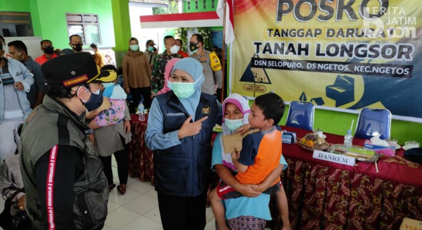 Gubernur Jatim Serahkan Bantuan untuk Korban Tanah Longsor di Nganjuk