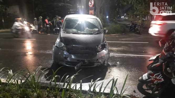 Diduga Mabuk, Mobil Tabrak Motor di Perempatan Kertajaya Surabaya