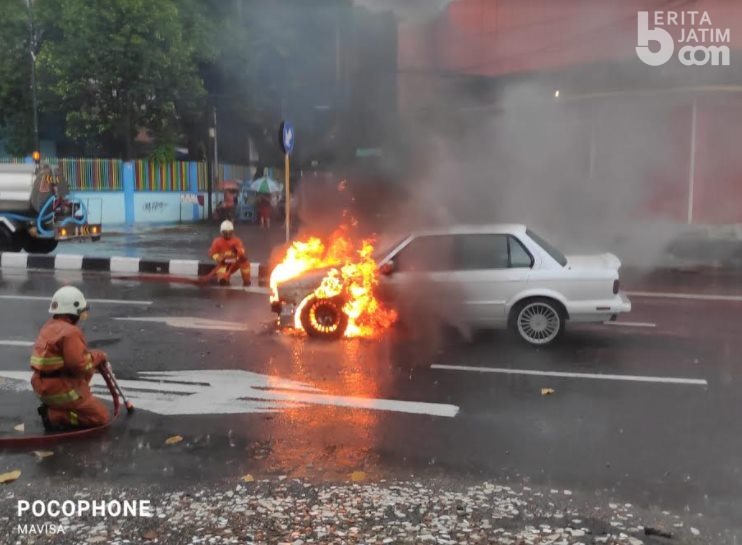 Sedan Terbakar di Jalan Adityawarman Surabaya