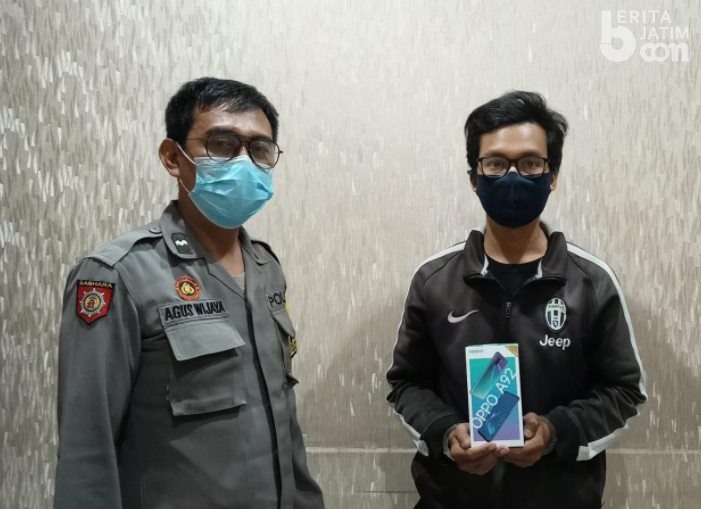 Kurir Pengiriman Barang Asal Manyar Gresik Ini Nekat Curi Ponsel