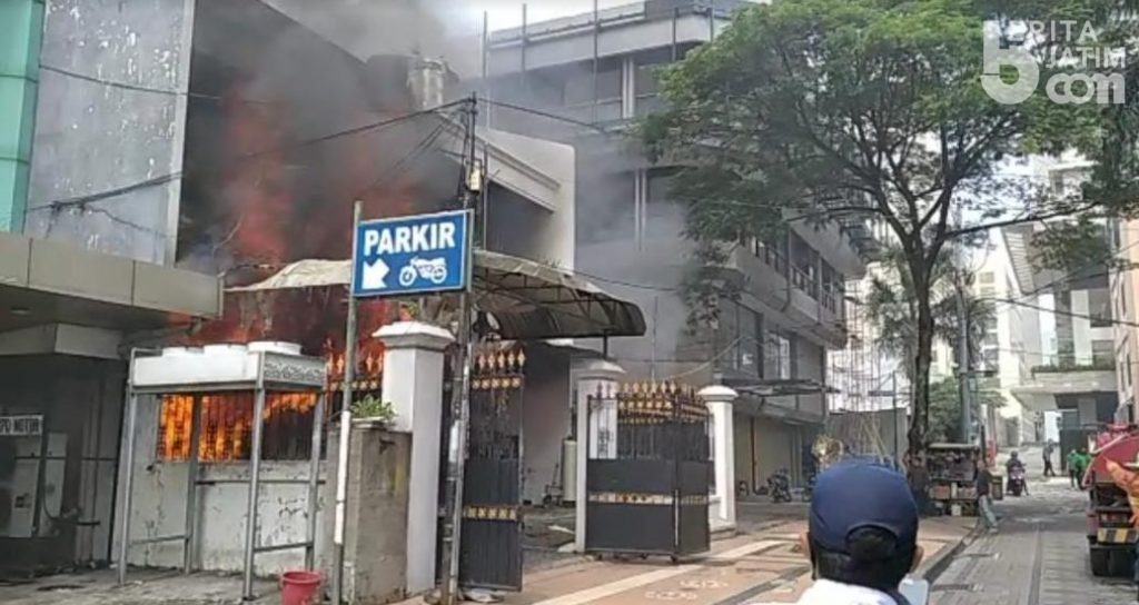 Rumah di Kawasan Embong Kaliasin Surabaya Terbakar