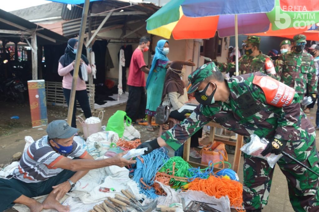 Serius Tangani Covid, Irdam V/Brawijaya Bagikan Masker di Pasar Balong Ponorogo