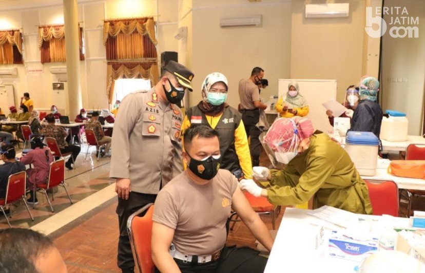 Anggota Polres Ponorogo Jalani Vaksinasi