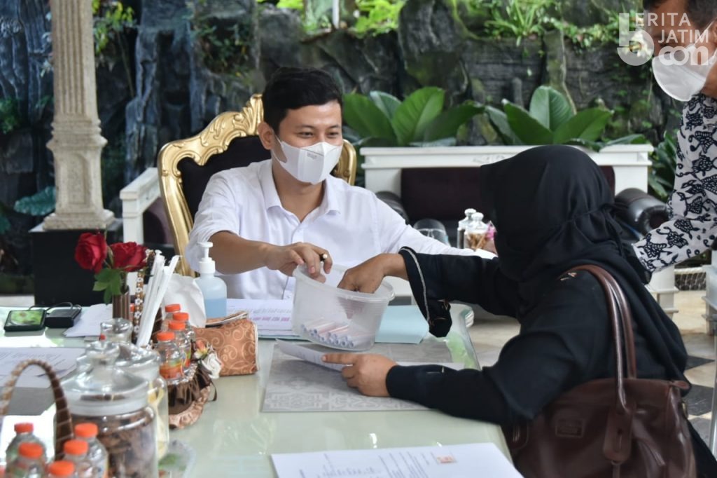 Bupati Trenggalek Dampingi Langsung Pembagian Kios Pasar Pon