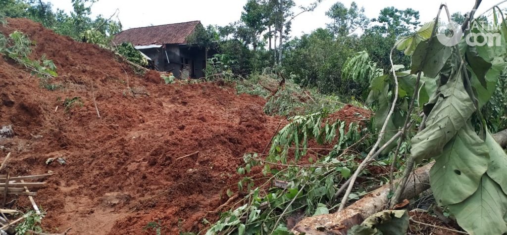 Mensos Risma Dorong Percepatan Relokasi Rumah Korban Bencana Tanah Longsor Nganjuk