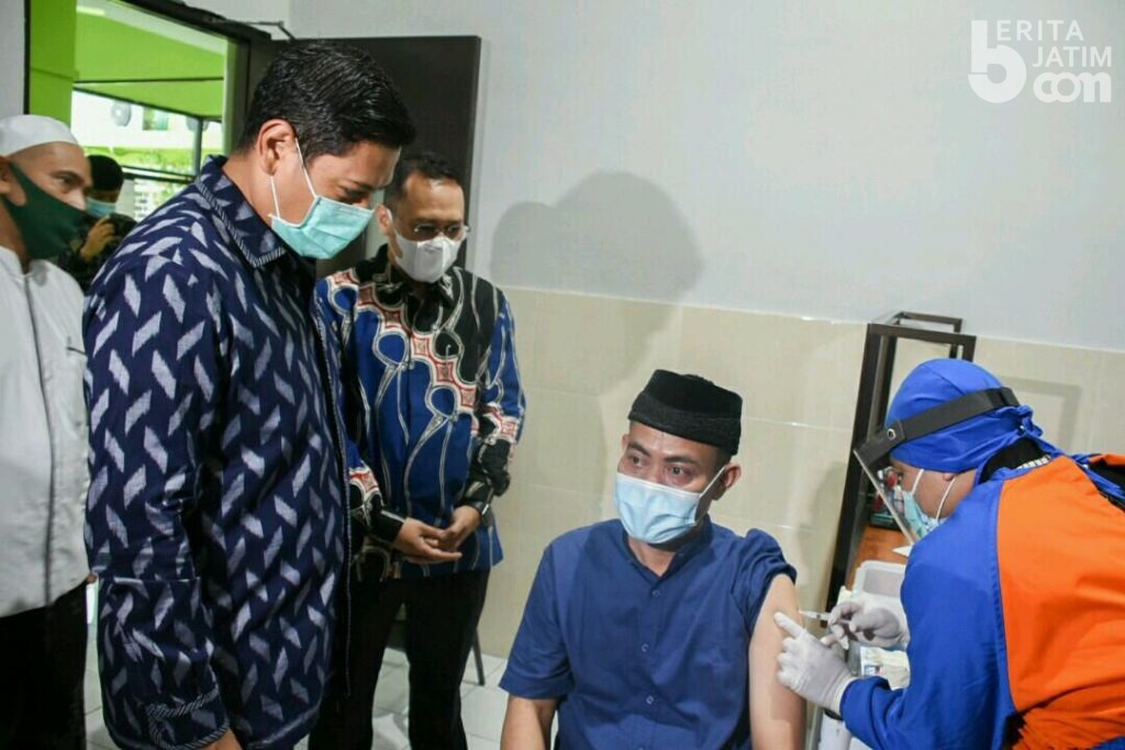 Aman dalam Mengajar Para Santri, Kyai dan Ulama Disuntik Vaksin