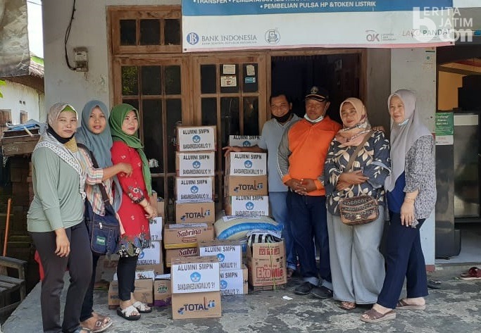 Alumni SMPN Bandar Kedungmulyo Jombang Bantu Korban Banjir