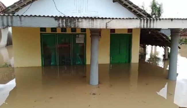 Belasan Keluarga Bertahan di Tengah Banjir Jombang Selama 3 Hari