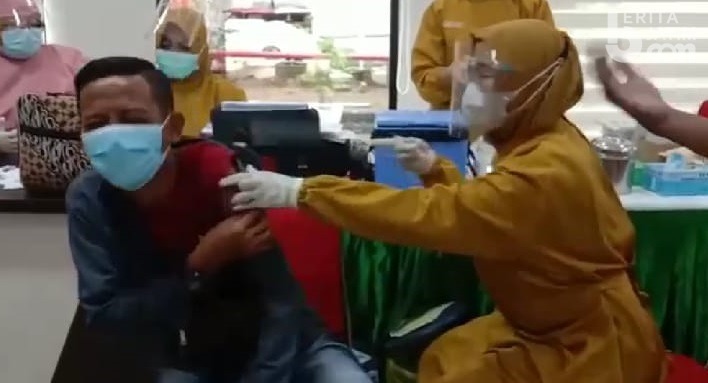 Detik-detik Wartawan Jombang Kabur saat Divaksin