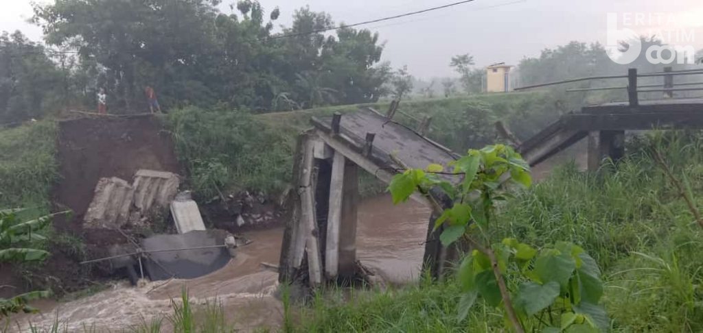 Akhirnya, Jembatan Brodot Jombang Ambruk Diterjang Banjir