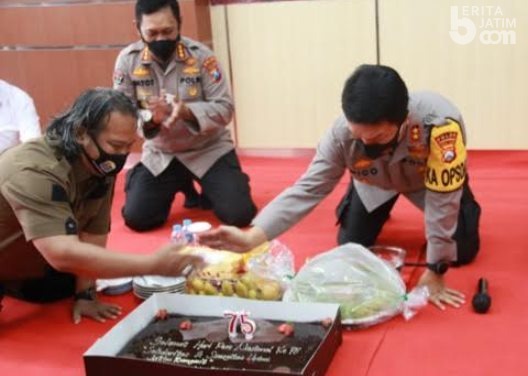 Peringati HPN ke-75, Kapolda Berikan Surprise Wartawan Polda Jatim