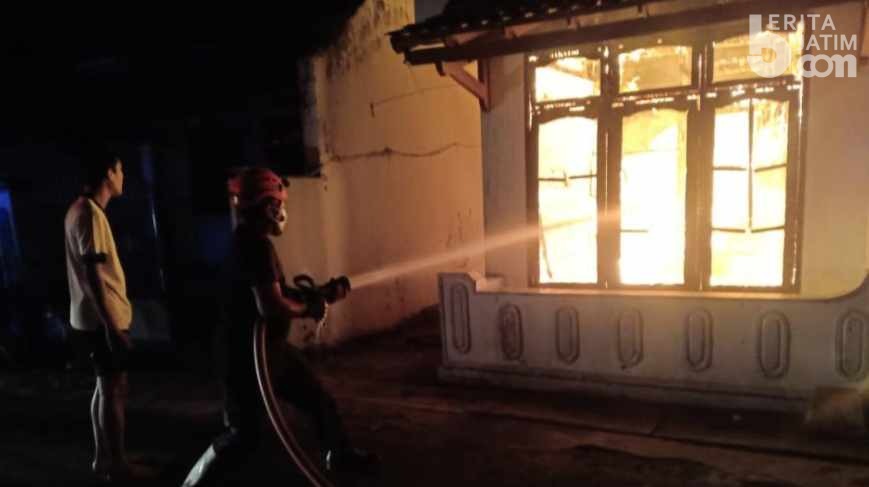 Satu Rumah di Kawasan Pemukiman Padat Ludes Terbakar