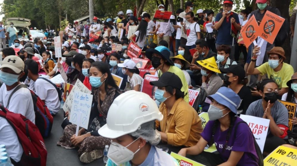 Kumpulan Demonstran Kepung Kedubes Indonesia di Yangon Myanmar