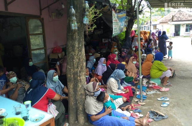 Tinjau Jembatan Amblas, Bupati Jombang Disambut Kerumunan Emak-emak
