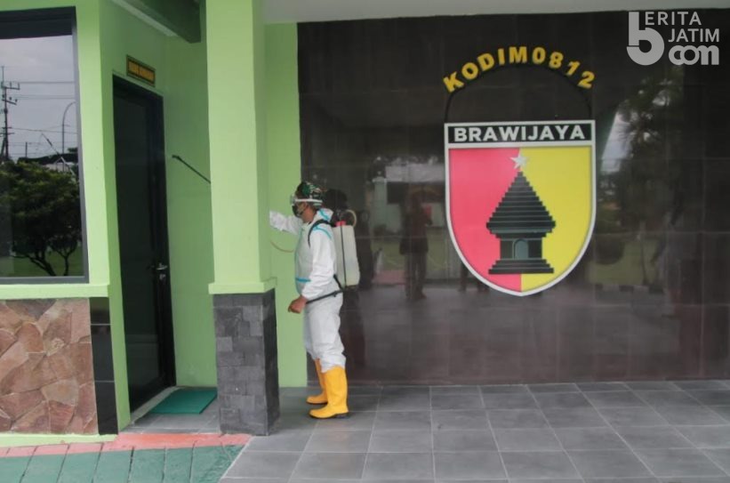 Cegah Covid-19, Kodim Lamongan Disemprot Disinfektan