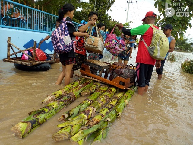 Banjir Makin Parah, Warga Manisrenggo Jombang Mengungsi