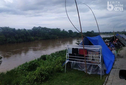 Air Capai 2 Meter, Warga Mengungsi di Tanggul dan Balai Desa