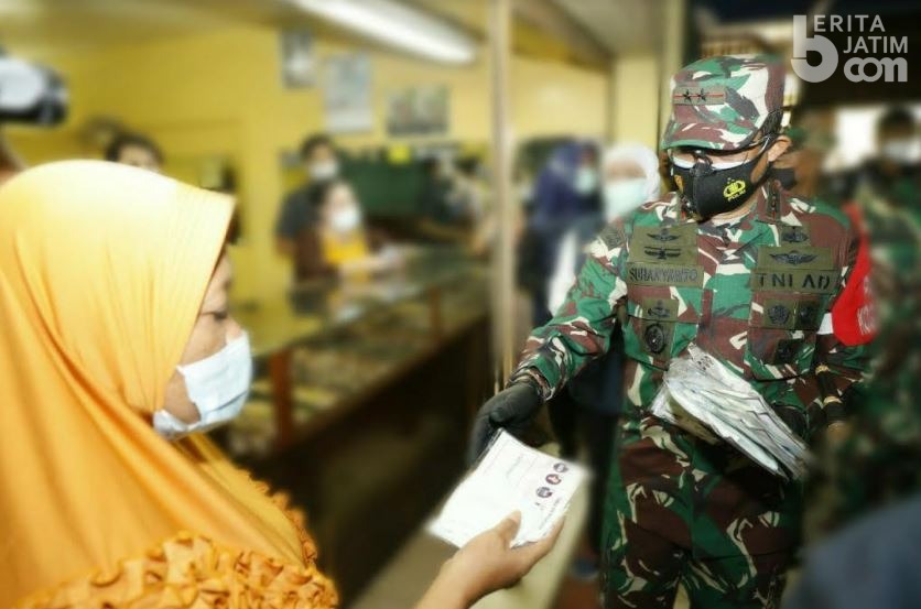 Pangdam V Brawijaya Bagi Masker di Pasar Kota Surabaya