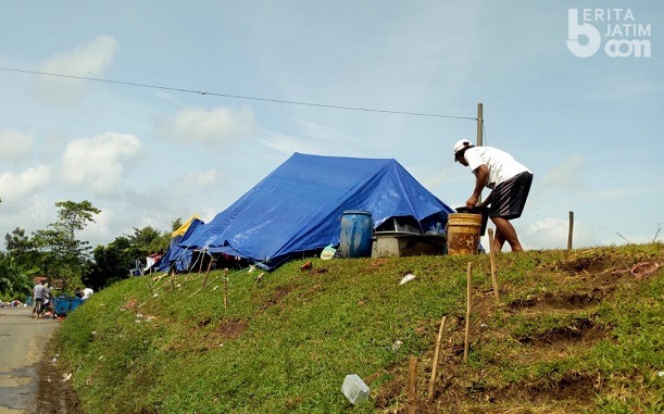 Tanggul Brantas Dekat Tenda Pengungsi Banjir Jombang Ambrol