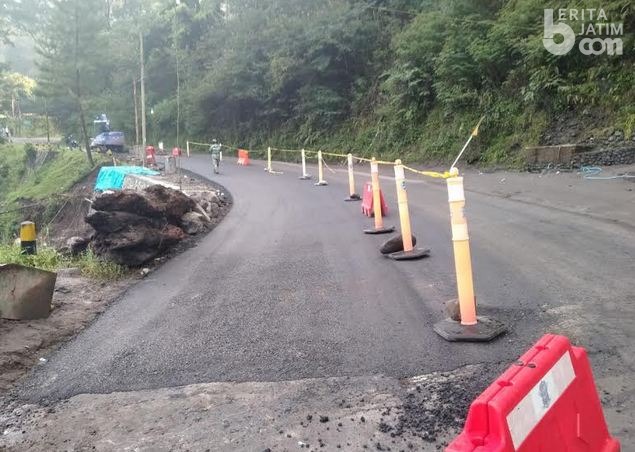 Perbaikan Jalan Pasca Longsor di Pujon Mulai Rampung