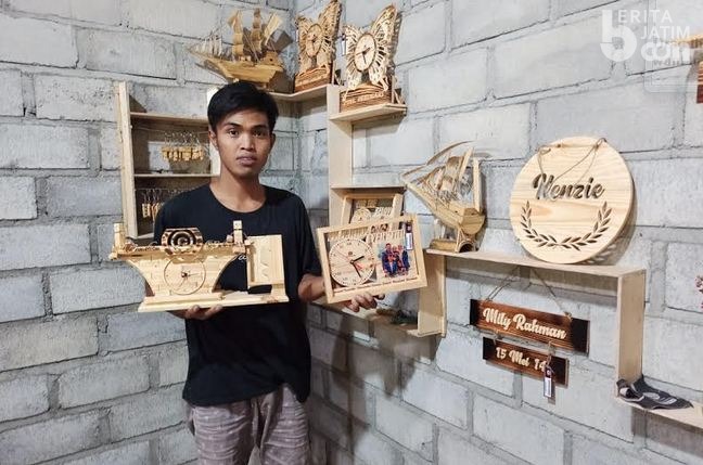 Pemuda di Ponorogo Sulap Limbah Kayu Jadi Aneka Kerajinan