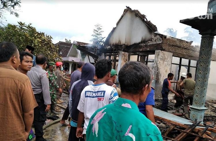 Tong Bensin Tumpah, Dua Rumah Terbakar di Lumajang