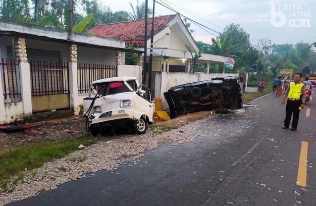 Truk Muat Sayur Tabrak Dua Pikap Parkir, Satu Meninggal