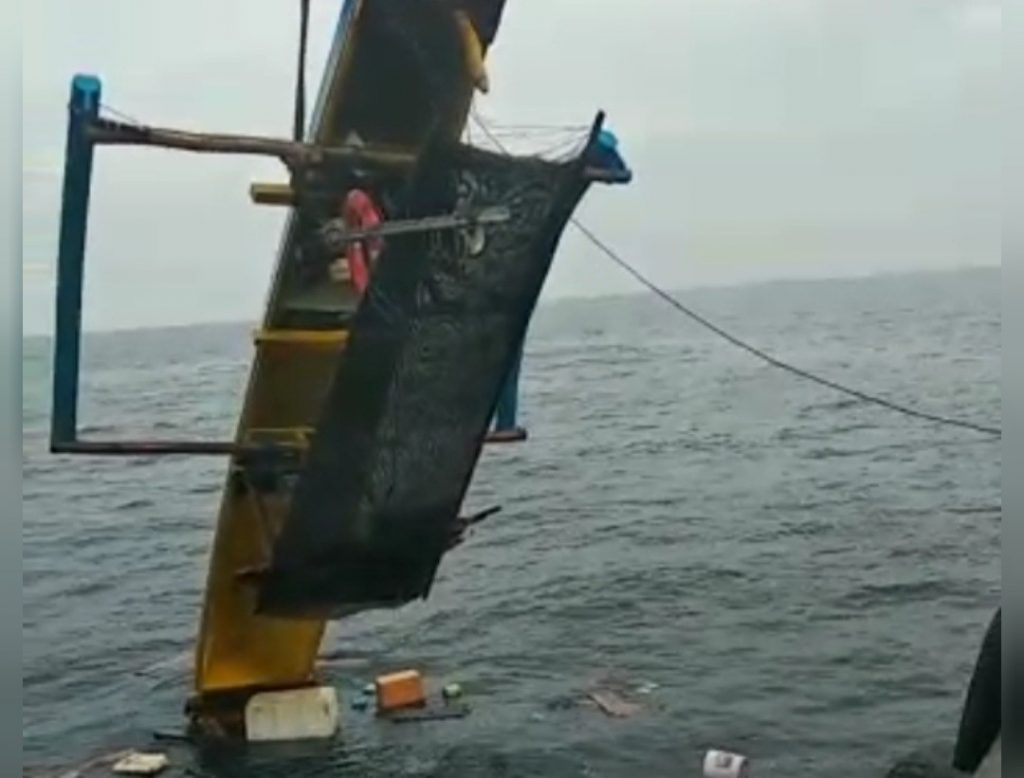 Bawa 6 Angler, Perahu Nelayan Terbalik di Laut Tuban