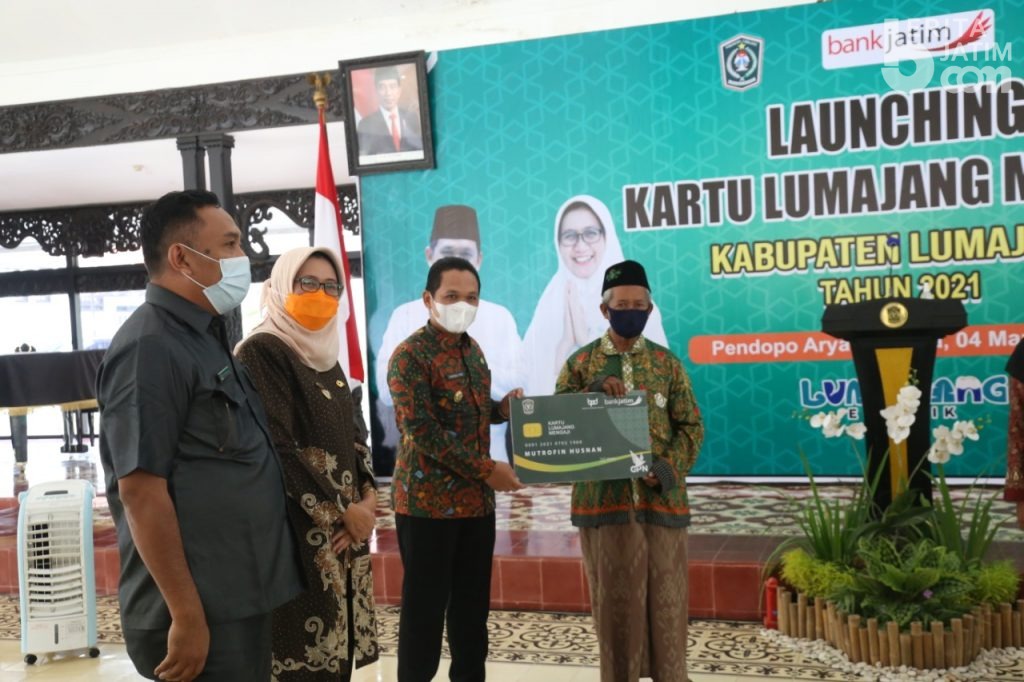 Cak Thoriq Serahkan 6.200 Kartu Lumajang Mengaji ke Penerima