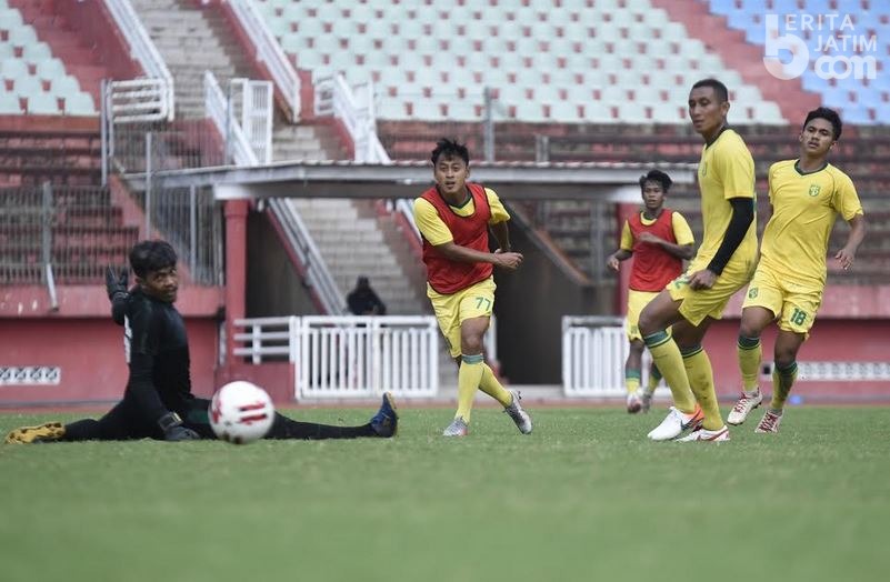 Latihan Kedua, Pelatih Persebaya Berikan Sentuhan Teknik, Fisik dan Taktik