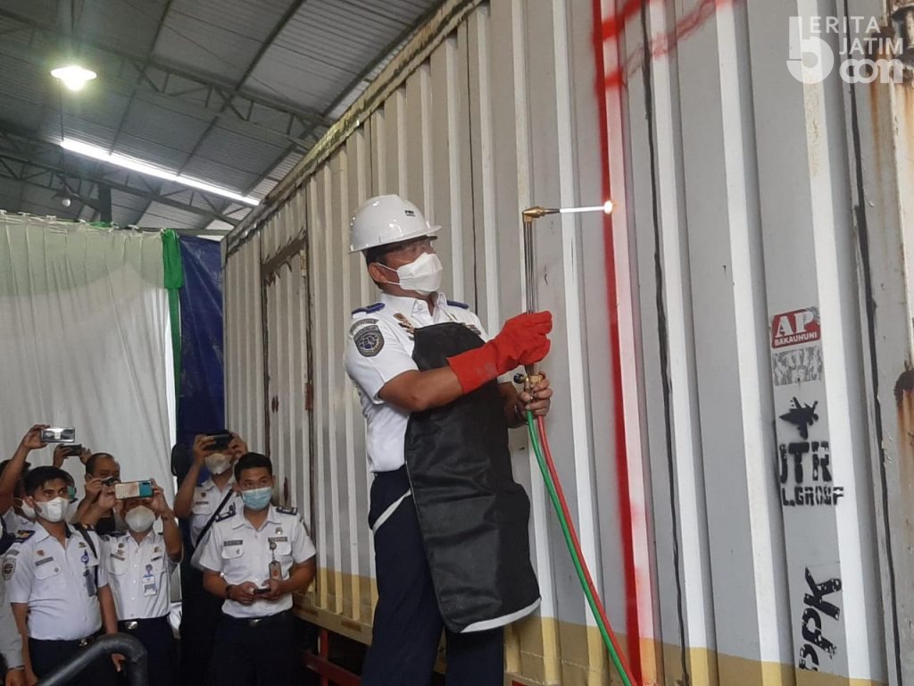 Tekan Zero Truk ODOL, Dirjen Kemenhub Potong Dua Truk