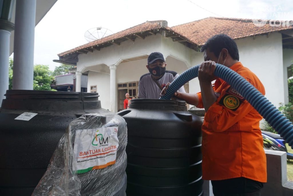 Laznas LMI Bantu Tandon dan Air Bersih Banjir Lumajang