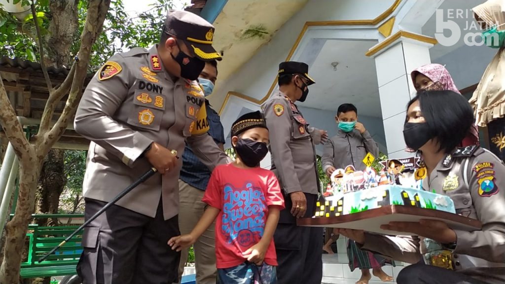 Dari Surat Sang Kakak, Kapolres Mojokerto Beri Kejutan untuk Sang Adik