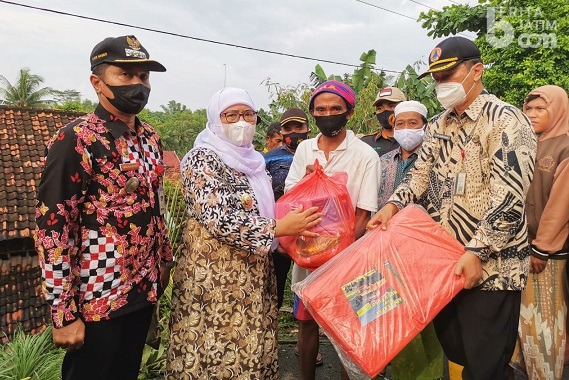 Kunjungi Lokasi Banjir, Wabup Sumenep Serahkan Bantuan
