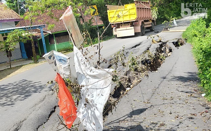 Jalan Raya di Sampang Longsor dan Ambles