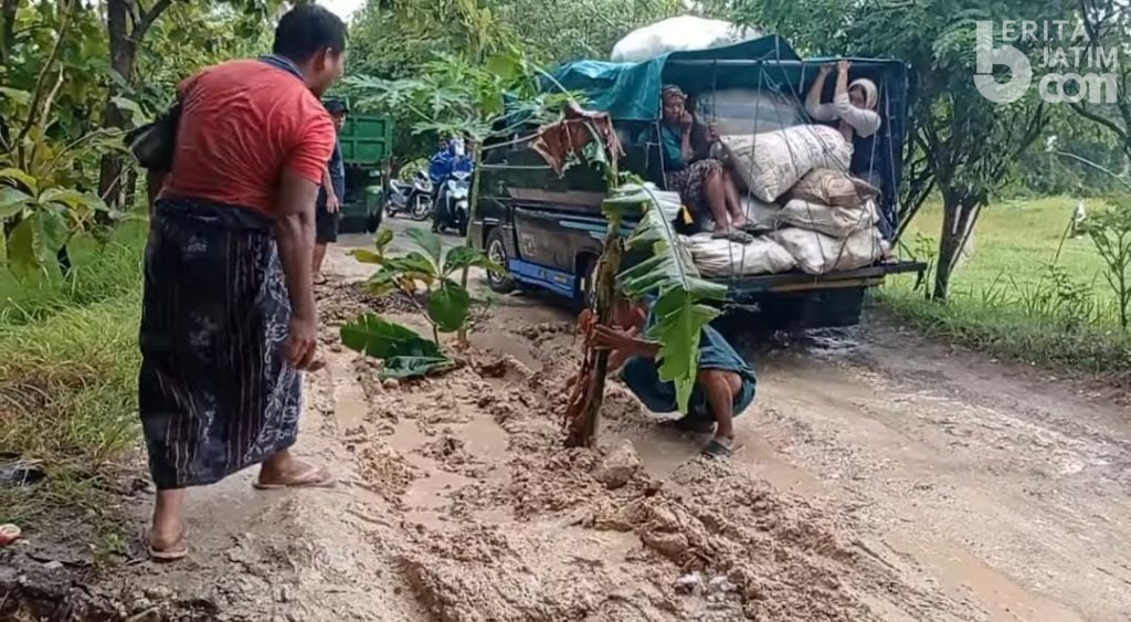 Kerusakan Jalan Raya Poros Kabupaten Sampang Semakin Meluas