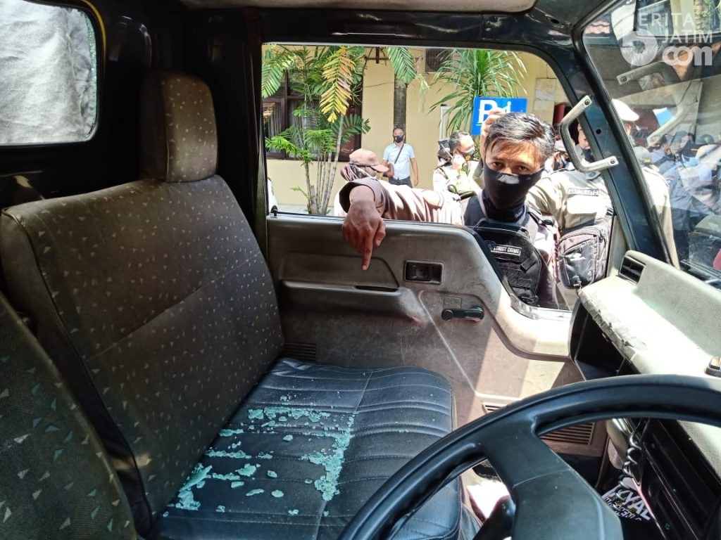 Demo Ricuh, Massa Pecah Kaca Truk Polisi di Malang