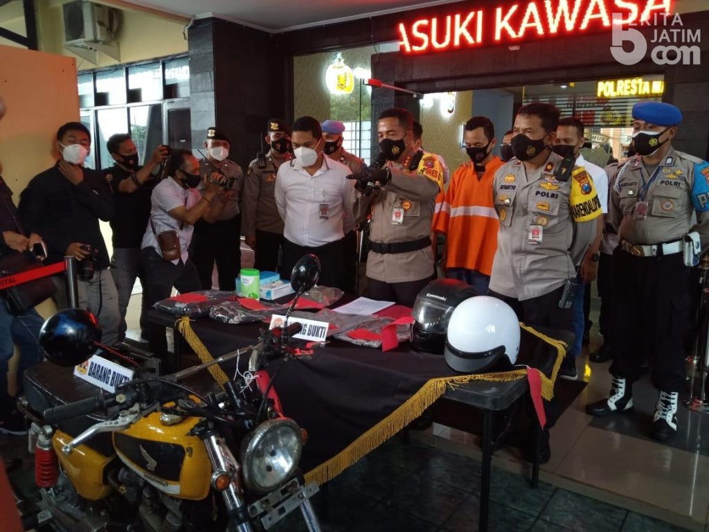 Dibubarkan Karena Balap Liar, 2 Pemuda Rusak 3 Mobil Polresta Malang Kota