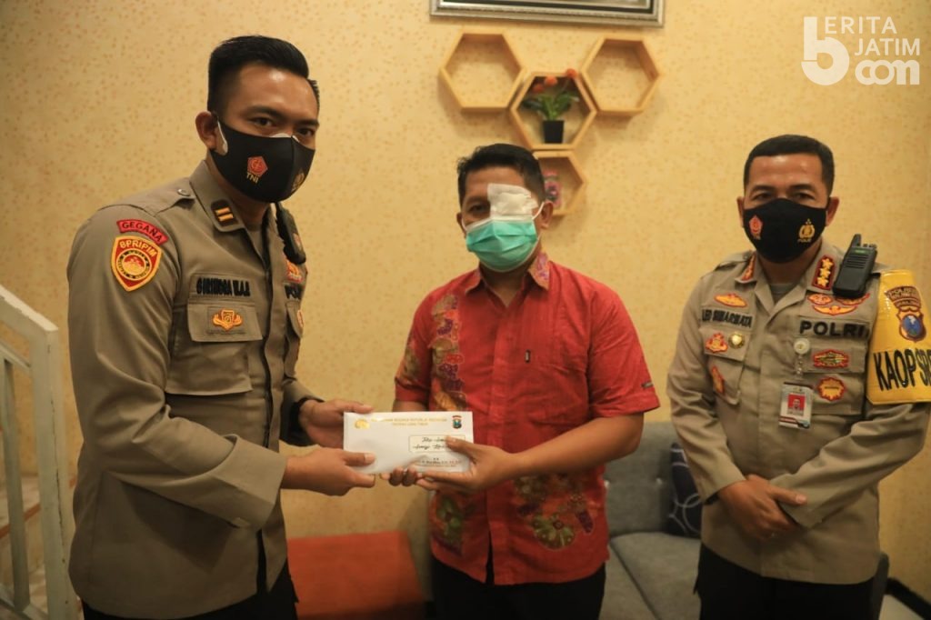 Polisi Korban Demo Anarkis di Kota Malang Diberi Santunan Polda Jatim