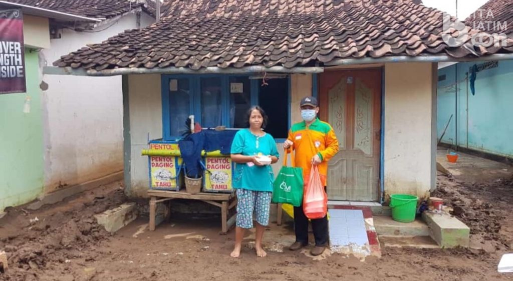 Gerak Cepat, Relawan LMI Bantu Warga Penyintas Banjir Probolinggo