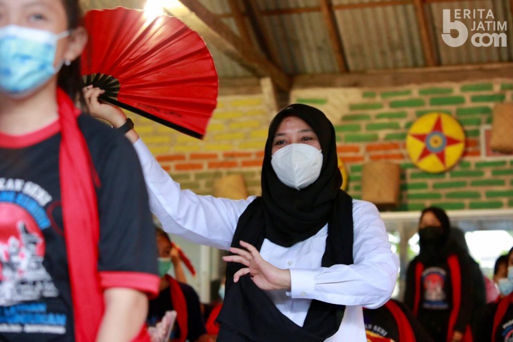 Keren, Bupati Ipuk Ternyata Pandai Menari