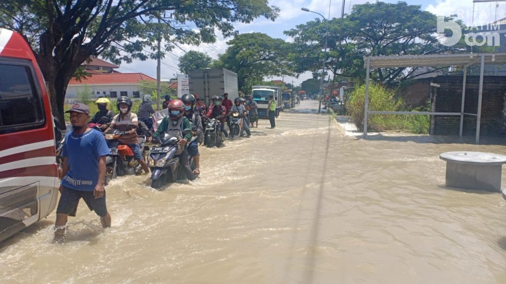 Kali Lamong Meluap, Jalan Raya Benjeng-Balongpanggang Tergenang
