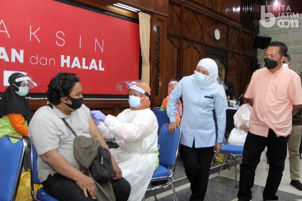 Dosis Kedua, Gubernur dan Ketua PWI Jatim Tinjau Langsung Vaksinasi Wartawan