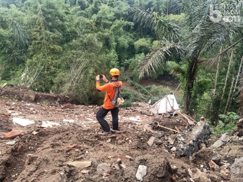 Satu Rumah Ambles Akibat Longsor di Kota Malang
