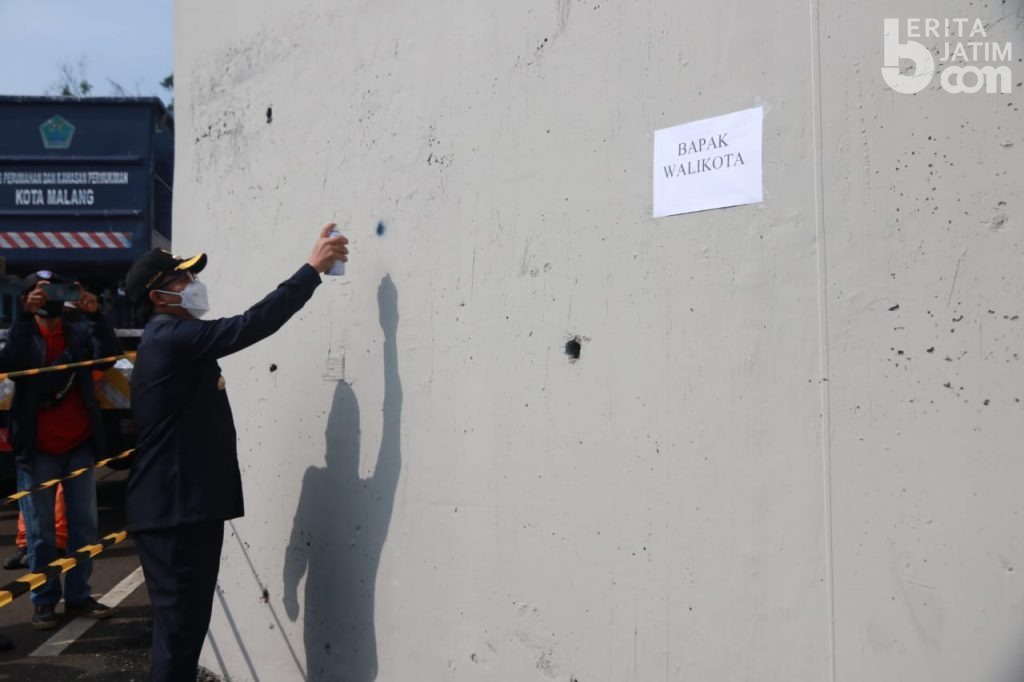 Wali Kota Malang Bikin Grafiti di Jembatan Kedungkandang