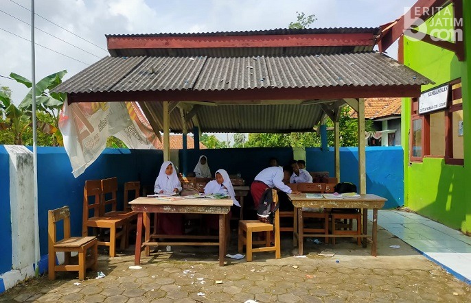 Sekolah di Sampang Ambruk, Murid SD Belajar di Tempat Parkir