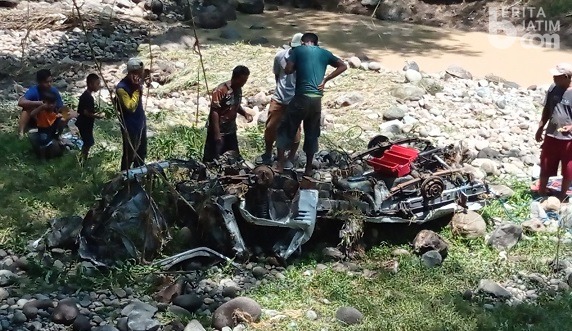 Mogok Saat Jembatan Putus, Mobil Pikap di Magetan Terseret Banjir