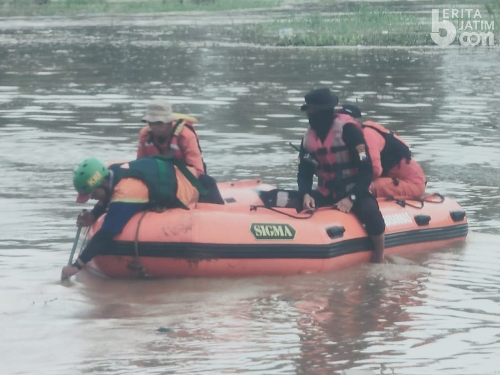 Pencarian Korban Tenggelam di Mojokerto dengan Menyelam