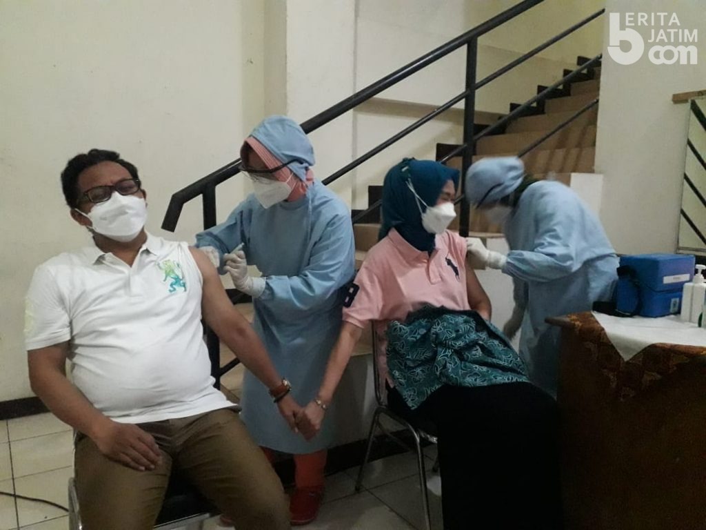 Romantisnya Wali Kota Malang Saat Vaksin, Bergandengan dengan Istri