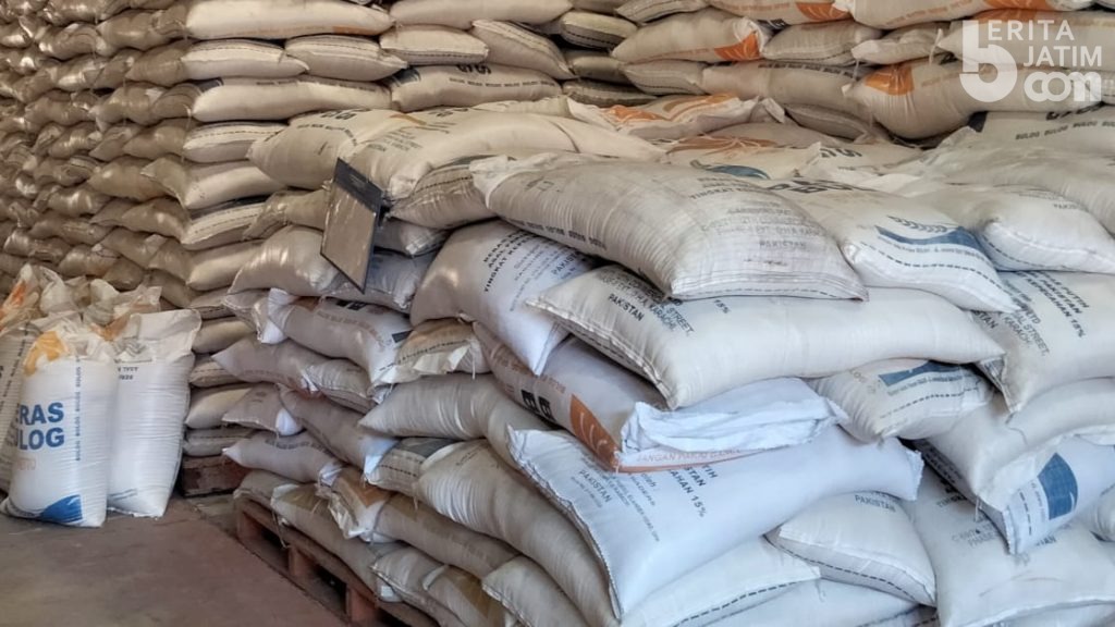 4.429 Ton Beras India, Pakistan, dan Vietnam Menumpuk di Gudang Bulog Mojokerto